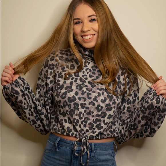 Le Lis Leopard Print Long Balloon Sleeve Turtleneck Crop Top in Gray/Black NWT - Picture 2 of 7
